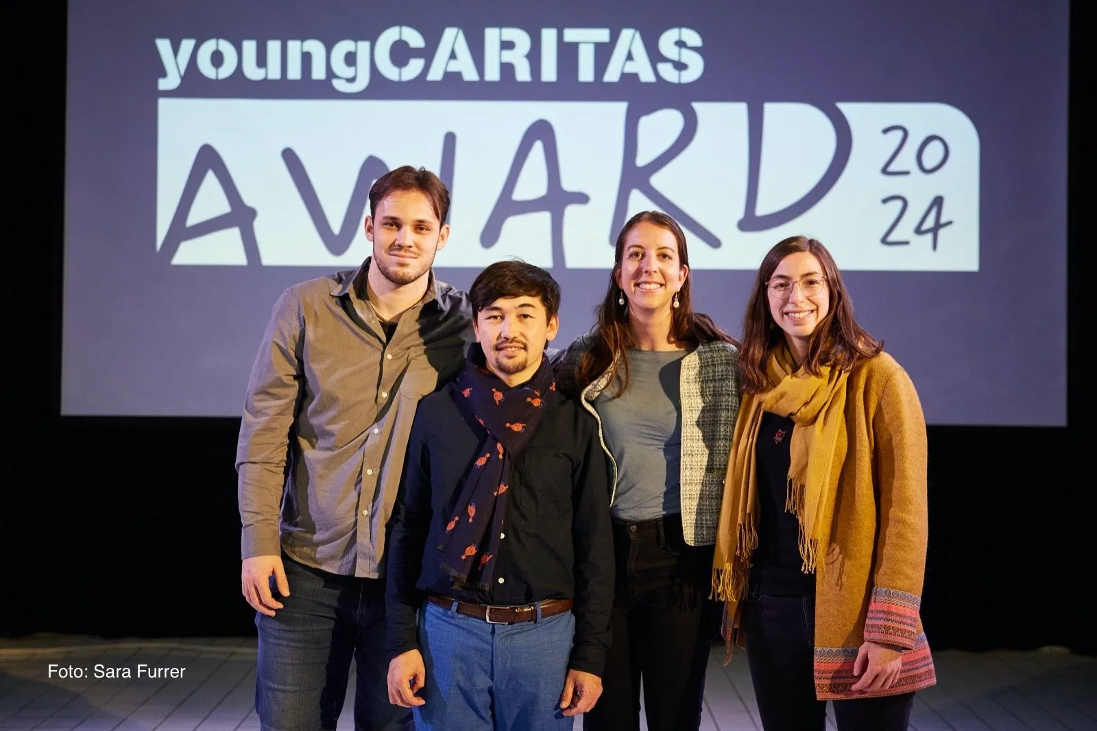 Noah Zilic, David Hassani, Valentina Grazioli und Nadine Lützelschwab auf der Bühne des Young Caritas Award 2024